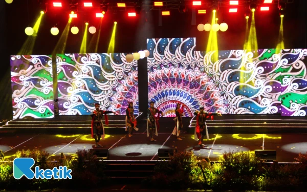 Thumbnail Malam Grand Final gelaran Guk Yuk Jombang 2025 berlangsung meriah di GOR Merdeka, Kamis malam 23 Oktober 2025.  (Foto: Rahmat Rifadin/Ketik.com)