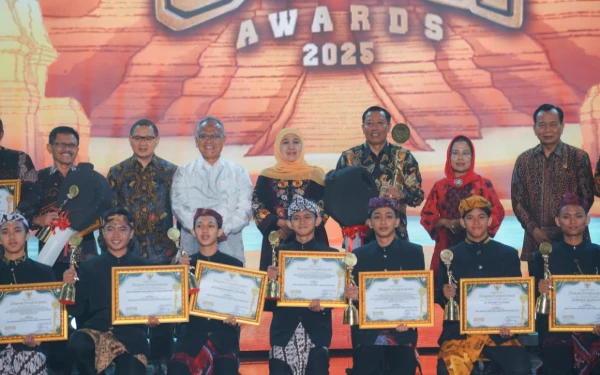 Thumbnail Berita - Khofifah Boyong Dua Rekor MURI, SMA Jatim Catat Sejarah di Ajang SMA Award 2025