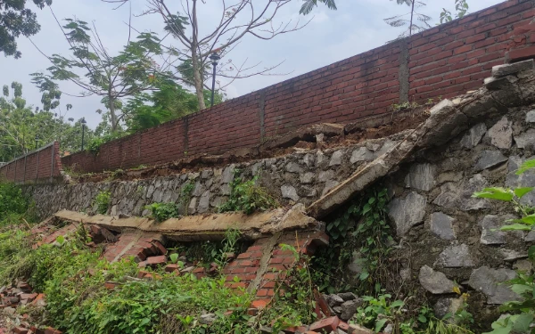 Thumbnail Berita - Diresmikan Bupati Tuban Awal 2024, Pagar RTH Jatirogo Jebil Diterjang Hujan