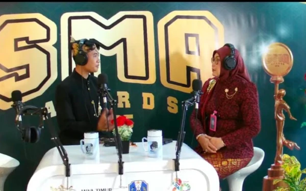 Thumbnail Berita - Wow, Podcast Double Track Multimedia SMAN 1 Soko Tampil di Awarding SMA Awards 2025