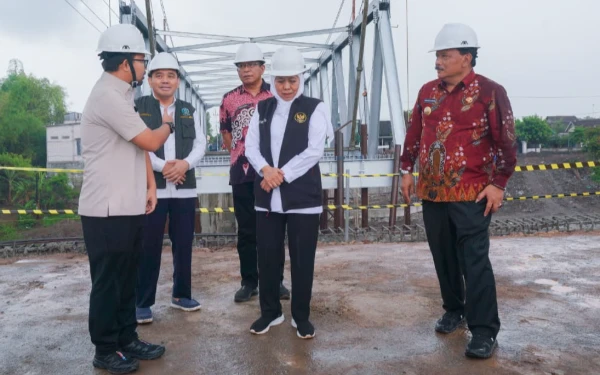 Thumbnail Berita - Gubernur Khofifah Pastikan Jembatan Kutorejo Nganjuk Siap Dibuka,