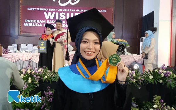 Thumbnail Berita - IPK 3,96 hingga Student Exchange ke Prancis, Kisah Zafira Jadi Wisudawan Terbaik UIN Malang