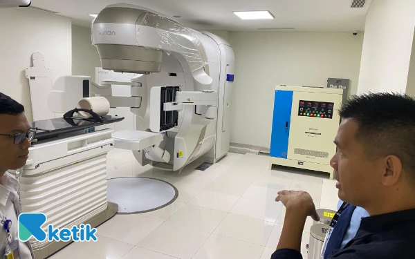 Thumbnail Teknologi LINAC untuk menghasilkan sinar X untuk pengidap tumor dan kanker di Siloam Hospitals Gubeng. (Foto: Shinta Miranda/Ketik.com)