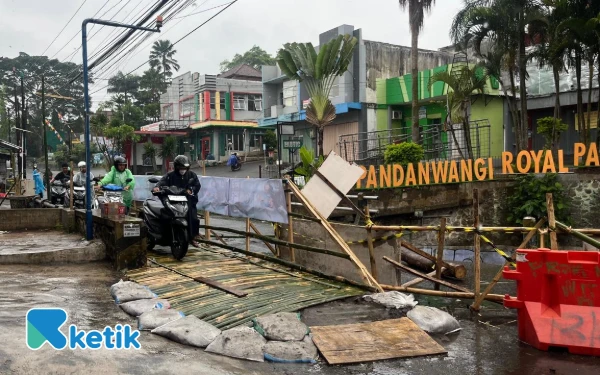 Thumbnail Berita - Jembatan Sonokembang Kota Malang Tak Kunjung Dibenahi, Warga Pandanwangi Inisiatif Bikin Akses Dari Bambu