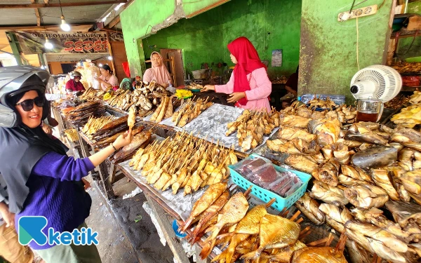 Thumbnail Berita - [FOTO] Berburu Ikan Asap Kenjeran