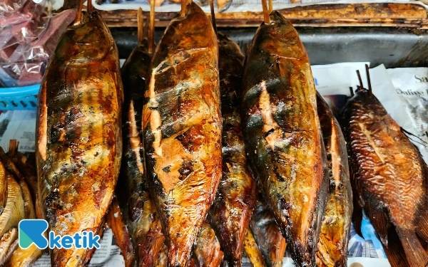 Thumbnail Ikan tuna asap  yang dijual di kawasan Pantai Kenjeran Surabaya, MInggu, 26 Oktober 2025. Per ekor, harganya sekitar Rp25 ribu hingga Rp35 ribu, tergantung ukuran besar ikan. (Foto: Fiqih Arfani/ketik.com)
