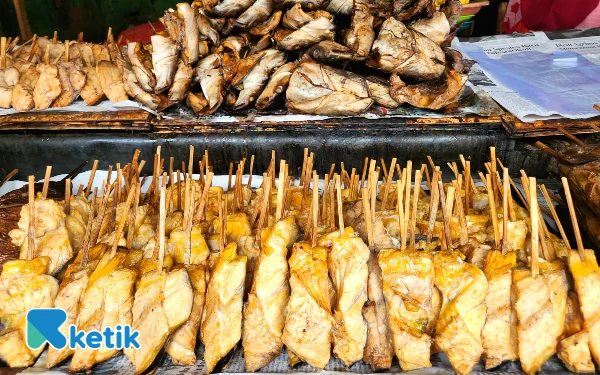 Thumbnail Ikan asap manyung panggang yang dijual di kawasan Pantai Kenjeran Surabaya, MInggu, 26 Oktober 2025. Harganya Rp10 ribu per tiga tusuk. (Foto: Fiqih Arfani/ketik.com)