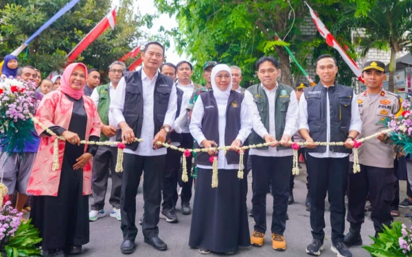 Thumbnail Berita - Khofifah Wujudkan Mimpi Jadi Nyata! Jalan Mulus Miru-Jugo Kini Surga Bagi Petani Lamongan