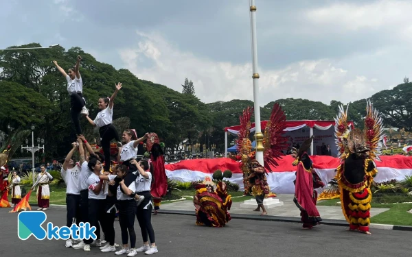 Thumbnail Berita - Semakin Dekat dengan Budaya, Peringatan Hari Sumpah Pemuda Kota Malang Diwarnai Pertunjukan Seni
