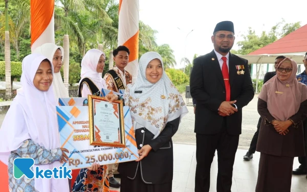 Thumbnail Berita - Bupati Halsel Apresiasi Pelajar Berprestasi, Satu di Antaranya Wakili Indonesia di Jepang