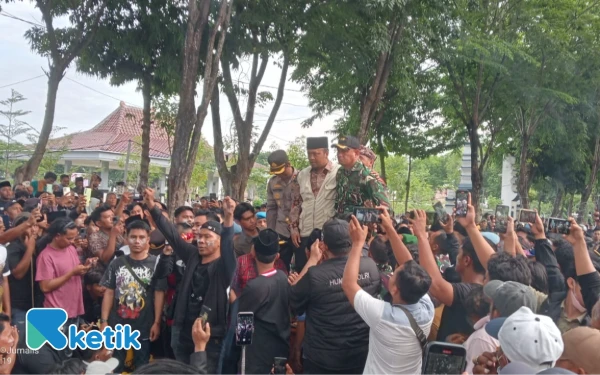 Thumbnail Berita - Wabup Sampang Temui Massa Aksi FAM dan Aliansi Masyarakat Desa Bersatu