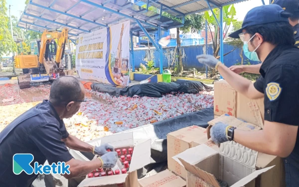 Thumbnail Berita - Bea Cukai Sumbagtim Gencarkan Penindakan, Puluhan Juta Rokok Ilegal dan Miras Dimusnahkan