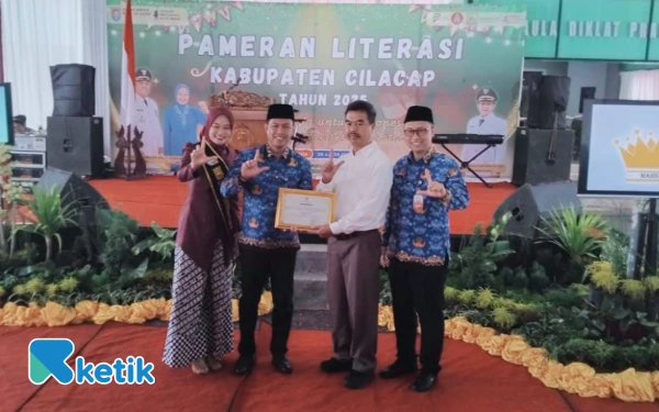 Thumbnail Berita - Cintai Sejarah Cilacap Lewat Tulisan, Thomas Sutasman Terima Penghargaan Literasi