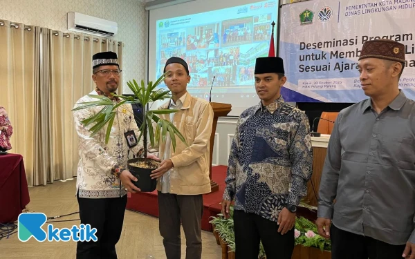Thumbnail Berita - DLH Kota Malang Bagikan 100 Bibit Pohon, Ajak Pesantren Ikut Pelestarian Lingkungan