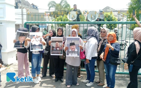 Thumbnail Berita - Puluhan Massa Gelar Aksi Damai Dukung Alex Noerdin, Minta Presiden Prabowo Beri Amnesti