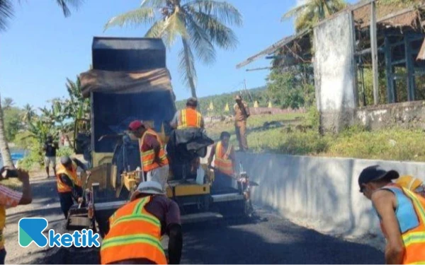 Thumbnail Berita - Hotmix Jalan Pulau Makean Dilanjutkan, Finishing Tersisa 300 Meter