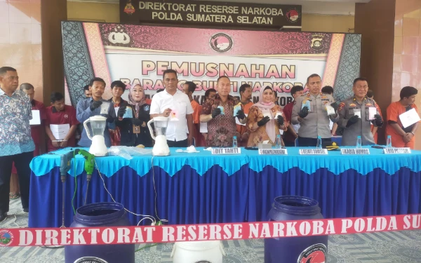 Thumbnail Berita - Satu Bulan 23 Tersangka! Polda Sumsel Musnahkan Sabu dan Ekstasi Hasil Ungkapan Oktober