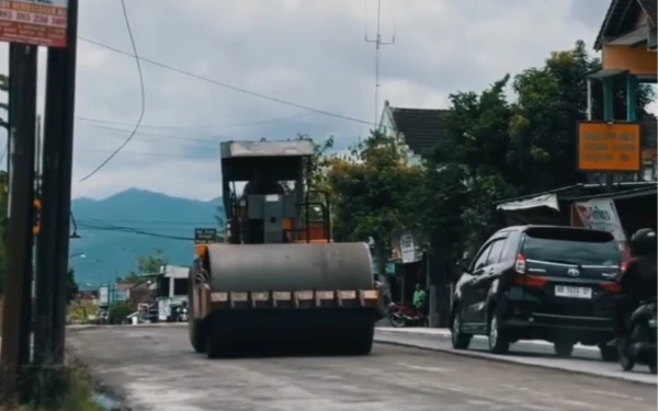 Thumbnail Berita - 31,95 Persen Jalan Provinsi Tak Mantap,  Pemda DIY Prioritaskan Perbaikan Jalan Godean yang Rusak Parah