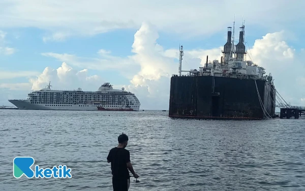 Thumbnail Berita - Diduga Bocor, Evakuasi Limbah B3 Kapal Cinta Natomas Dihentikan