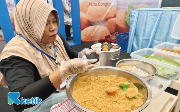 Thumbnail Berita - Mencicipi Putu Cangkir, Kuliner Khas Makassar yang Kini Hadir di Surabaya