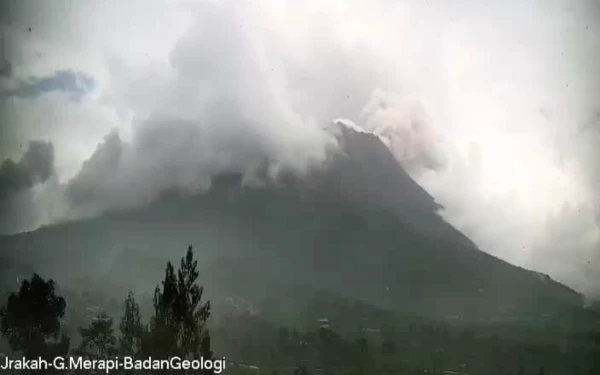 Thumbnail Berita - Gunung Merapi Luncurkan 7 Kali Awan Panas Guguran dalam Sehari, Guguran Lava Capai 19 Kali
