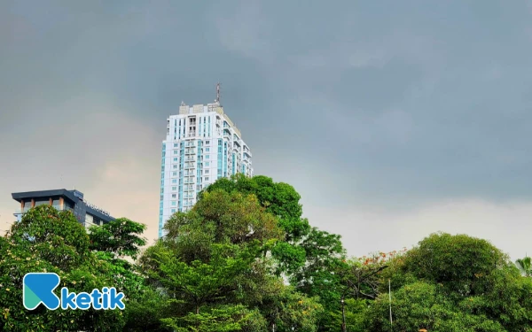 Thumbnail Berita - Cuaca Kota Jakarta 3 November 2025 Diprakirakan Hujan Ringan, Ambon Cerah Berawan