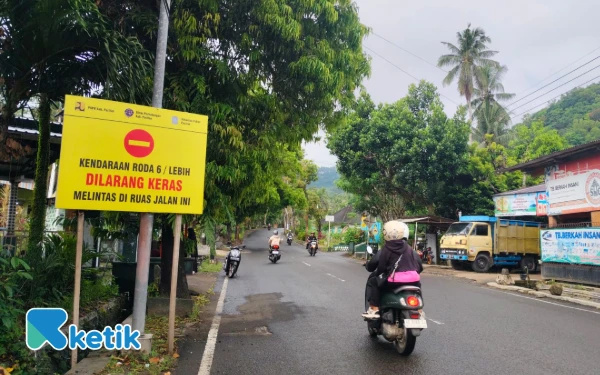 Thumbnail Berita - Truk Berat Masih Lalu-lalang di Jalur Sedeng Pacitan, Pemasangan Portal Tak Kunjung Jalan