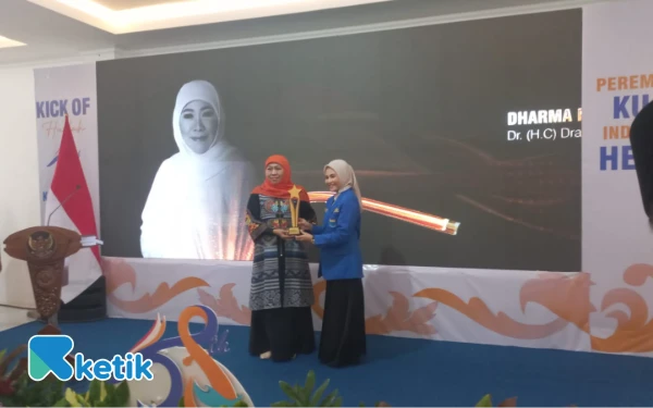 Thumbnail Berita - Khofifah Dapat Penghargaan di Harlah ke-58 KOPRI, Begini Pesan Pentingnya untuk Perempuan Indonesia