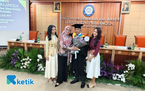 Thumbnail Berita - Perjuangan 6 Tahun 2 Bulan Akhirnya Tuntas, Kapolda Jabar Rudi Setiawan Selesaikan Program Doktor