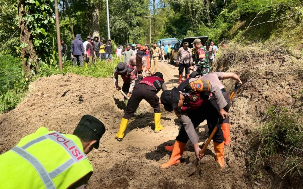 Thumbnail Berita - Jalur Ngantang Malang Menuju Blitar Terputus Akibat Longsor