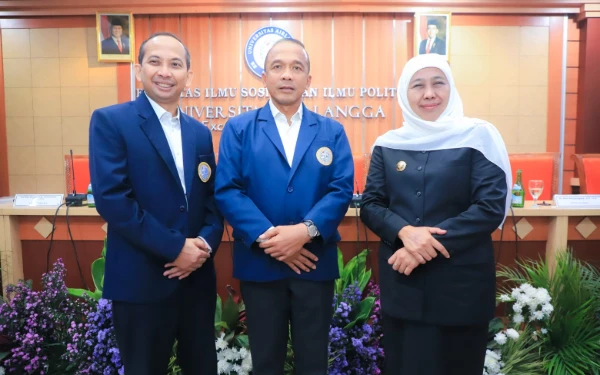 Thumbnail Berita - Polisi Agen Pemulihan Sosial! Khofifah Terinspirasi Film Will Smith Usai Baca Disertasi Kapolda Jabar