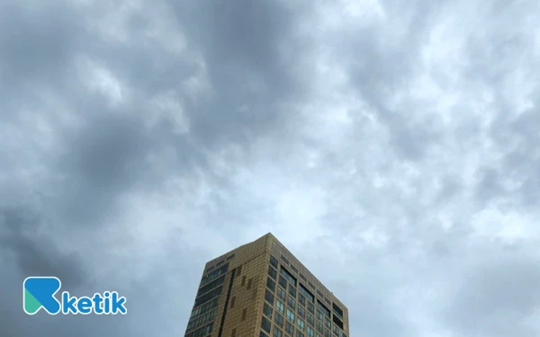 Thumbnail Berita - Kota Surabaya dan Jember Diguyur Hujan Ringan 4 November 2025, Cek Info Cuaca Jawa Timur