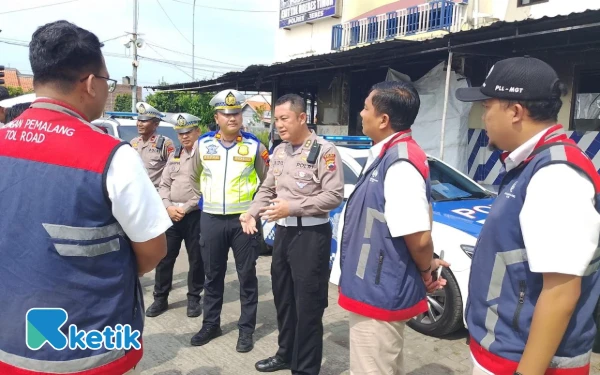 Thumbnail Berita - Satlantas Polres Brebes Sapa Petugas Tol untuk Jaga Kelancaran Arus Lalu Lintas Jelang Nataru
