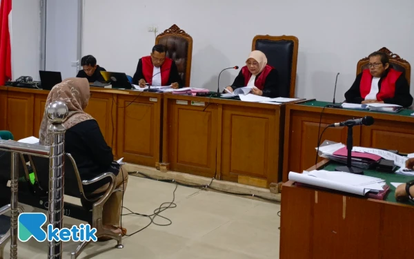 Thumbnail Berita - Hakim Tegur Saksi RS Hermina dalam Sidang Korupsi Dana PMI: Jangan Beri Keterangan Palsu