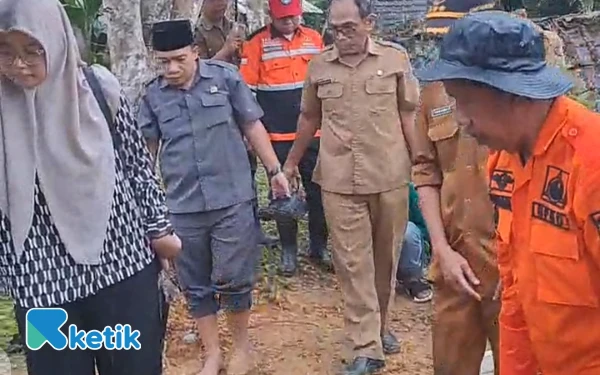 Thumbnail Berita - Usai Longsor Renggut 4 Nyawa, Ketua DPRD dan Bupati Trenggalek Gerak Cepat Tinjau Desa Depok