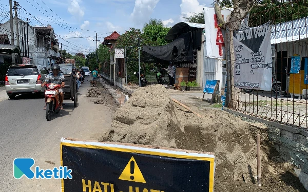 Thumbnail Berita - Proyek “Siluman” di Blitar Bikin Jalan Macet dan Warga Kesal, Pelaksananya Masih Misterius!