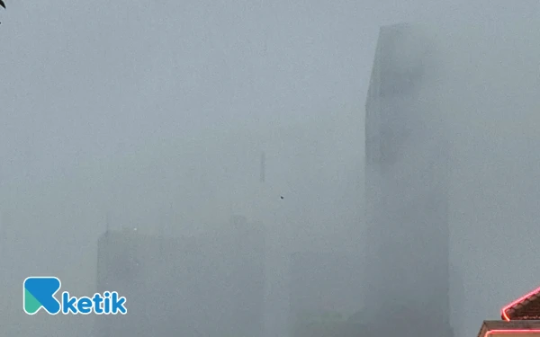 Thumbnail Berita - Langka di Surabaya! Kabut Selimuti Gedung Pencakar Langit Kota Pahlawan