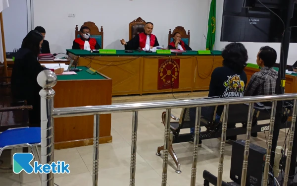 Thumbnail Berita - Terdakwa Reza Arvin Sawi Akui Jual Narkoba untuk Biayai Adik Nikah