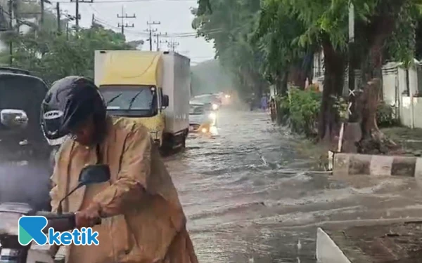 Thumbnail Berita - Surabaya Dikepung Hujan Deras hingga Banjir, Banyak Motor Mogok