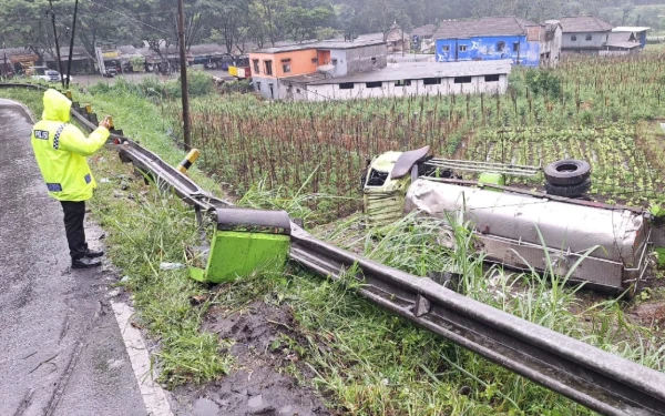 Thumbnail Berita - Truk Pengangkut Susu Terguling di Pujon Kabupaten Malang