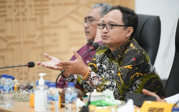 Thumbnail Berita - Hapus Stigma Ilegal, DPR Dukung Kemenkeu Bina Pelaku Usaha Rokok Rumahan