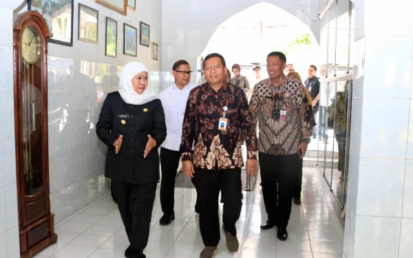 Thumbnail Berita - Di Balik Sukses TKA Jatim! Sentuhan Magis Khofifah  Bikin Kemendikdasmen Kagum