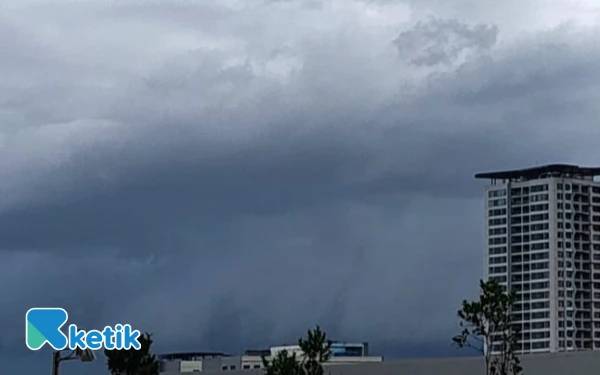 Thumbnail Berita - Kota Surabaya dan Pamekasan Diguyur Hujan Ringan 6 November 2025, Cek Info Cuaca Jawa Timur