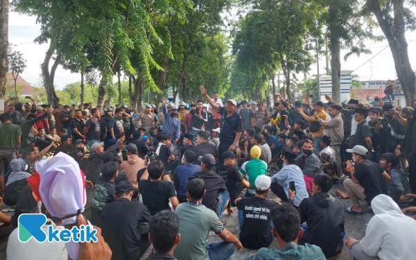 Thumbnail Berita - Demo Pilkades Berujung Penangkapan Aktivis, Polres Sampang Dikritik Kriminalisasi