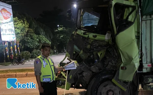Thumbnail Berita - Detik-Detik Truk Hino Tabrakan Beruntun di Palembang, Satu Pengendara Motor Tewas Mengenaskan