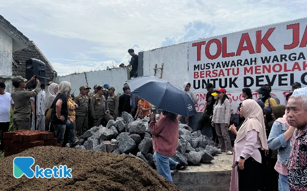 Thumbnail Berita - Memanas! Upaya Pembongkaran Dinding Jalan Tembus Griya Shanta Dihadang Warga