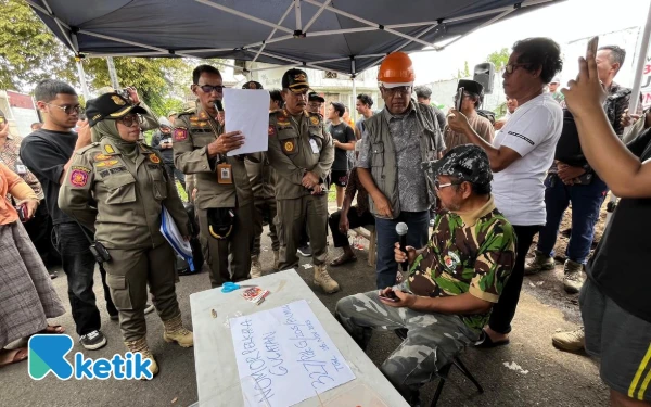 Thumbnail Berita - Digugat Warga, Pembongkaran Tembok untuk Jalan Tembus Griya Shanta Ditunda!