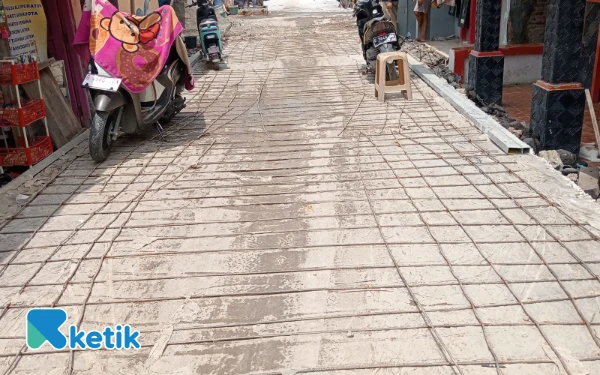 Thumbnail Berita - Warga Tegal Geram! Proyek Jalan TPI Muarareja Molor, Material Berserakan Bahayakan Warga