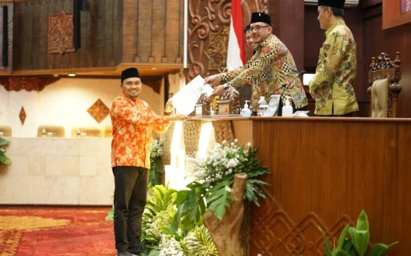 Thumbnail Berita - Komisi A DPRD Jatim Tekankan Penajaman Perda Ketertiban Umum, Judol dan Pinjol Jadi Sorotan