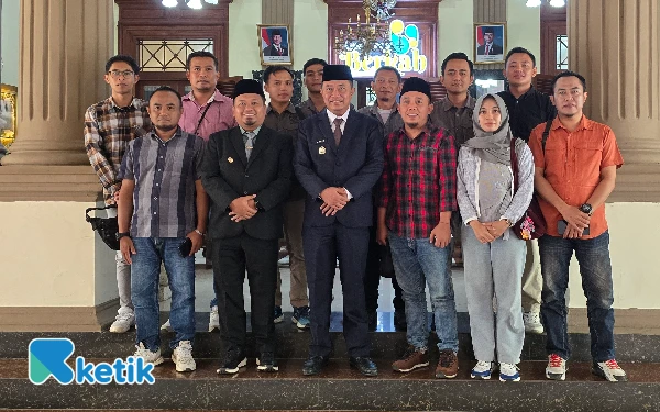 Thumbnail Berita - Bupati Abdul Hamid Ajak PWI Bondowoso Bangun Daerah dengan Narasi Positif dan Semangat Kreatif